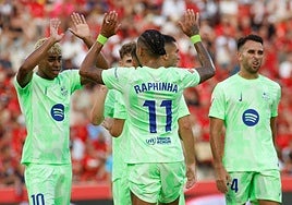 Lamine Yamal y Raphinha, goleadores azulgranas en Mallorca, celebran el tanto del brasileño.