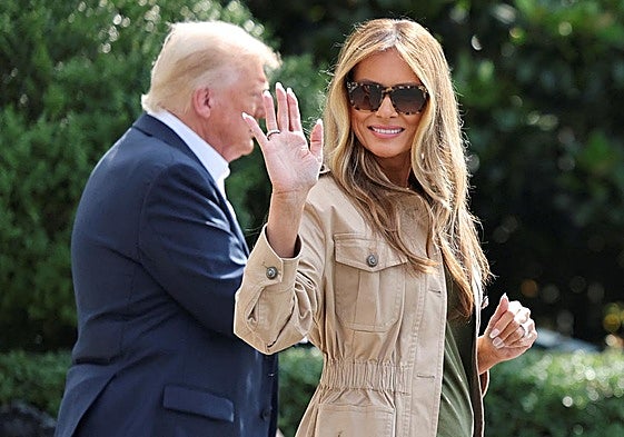 Melania Trump saluda junto al presidente de EE UU.
