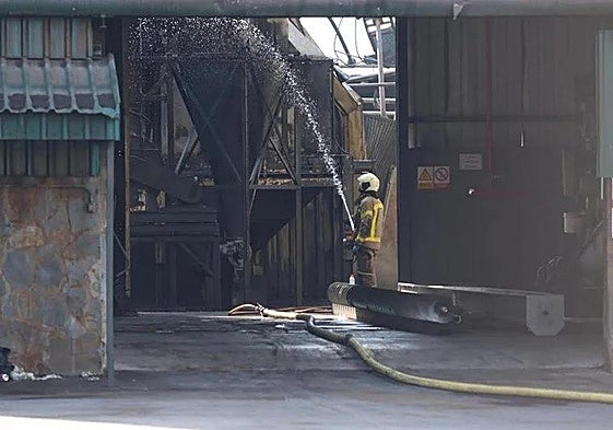 Incendio con dos víctimas mortales en una fábrica de aceite de Pinos Puente