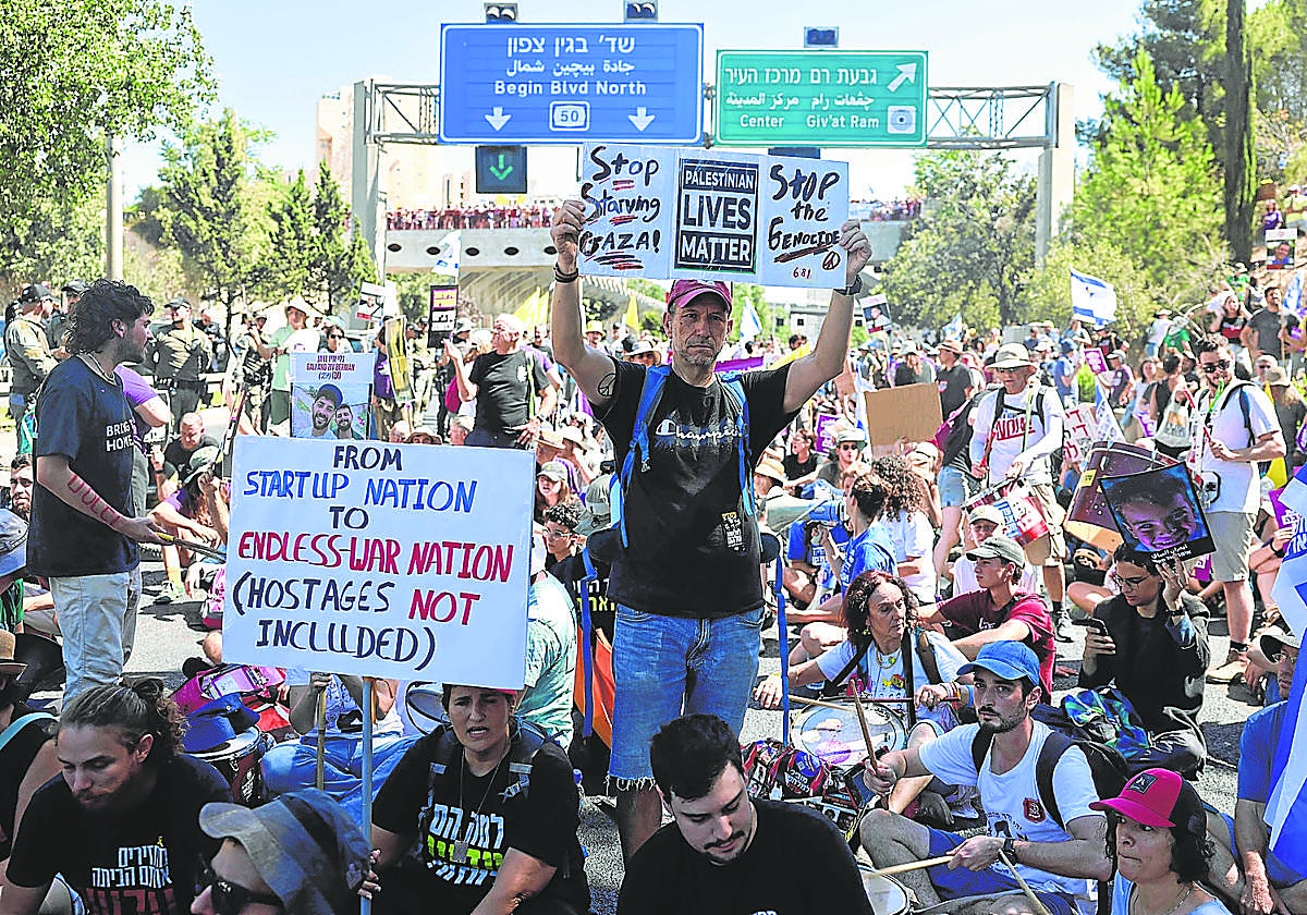 Manifestantes piden en Tel Aviv la liberación de los rehenes y el fin de la invasión de Gaza.