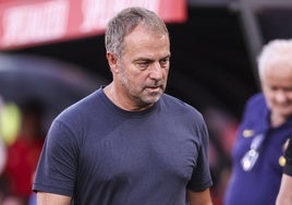 Hansi Flick, durante el duelo entre el Mallorca y el Barça en Son Moix.