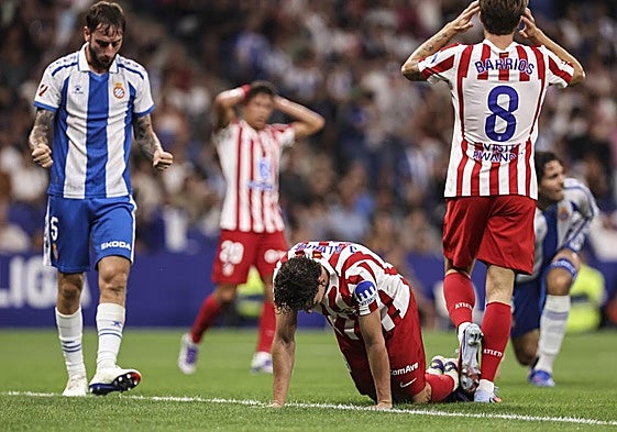 Julián Álvarez se lamenta tras una ocasión fallada.