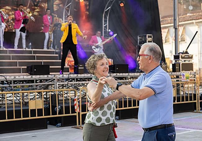 Pasarela. Los miembros de la orquesta, en el escenario.
