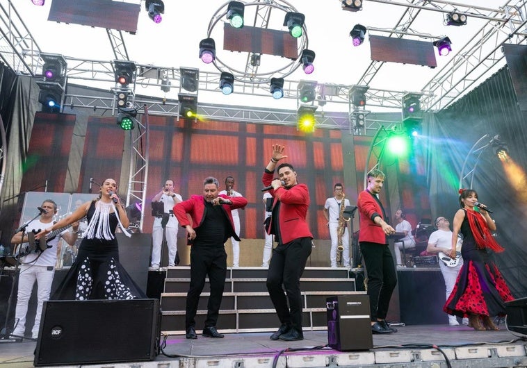 La orquesta La Pasarela se derrite a 39 grados: «Aquí lo importante es que la gente baile»