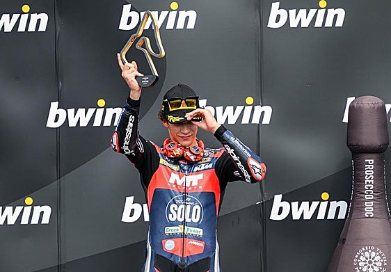 Ángel Piqueras celebra su triunfo en el GP de Austria.