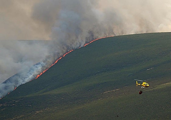Un helicóptero lucha contra el fuego en Castrillo de Cabrera, León