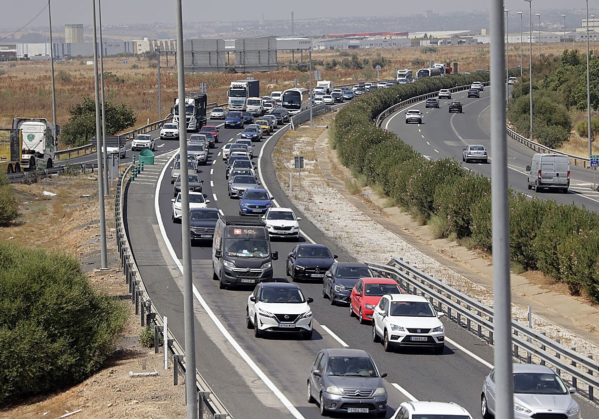 Un atasco a la salida de Sevilla.