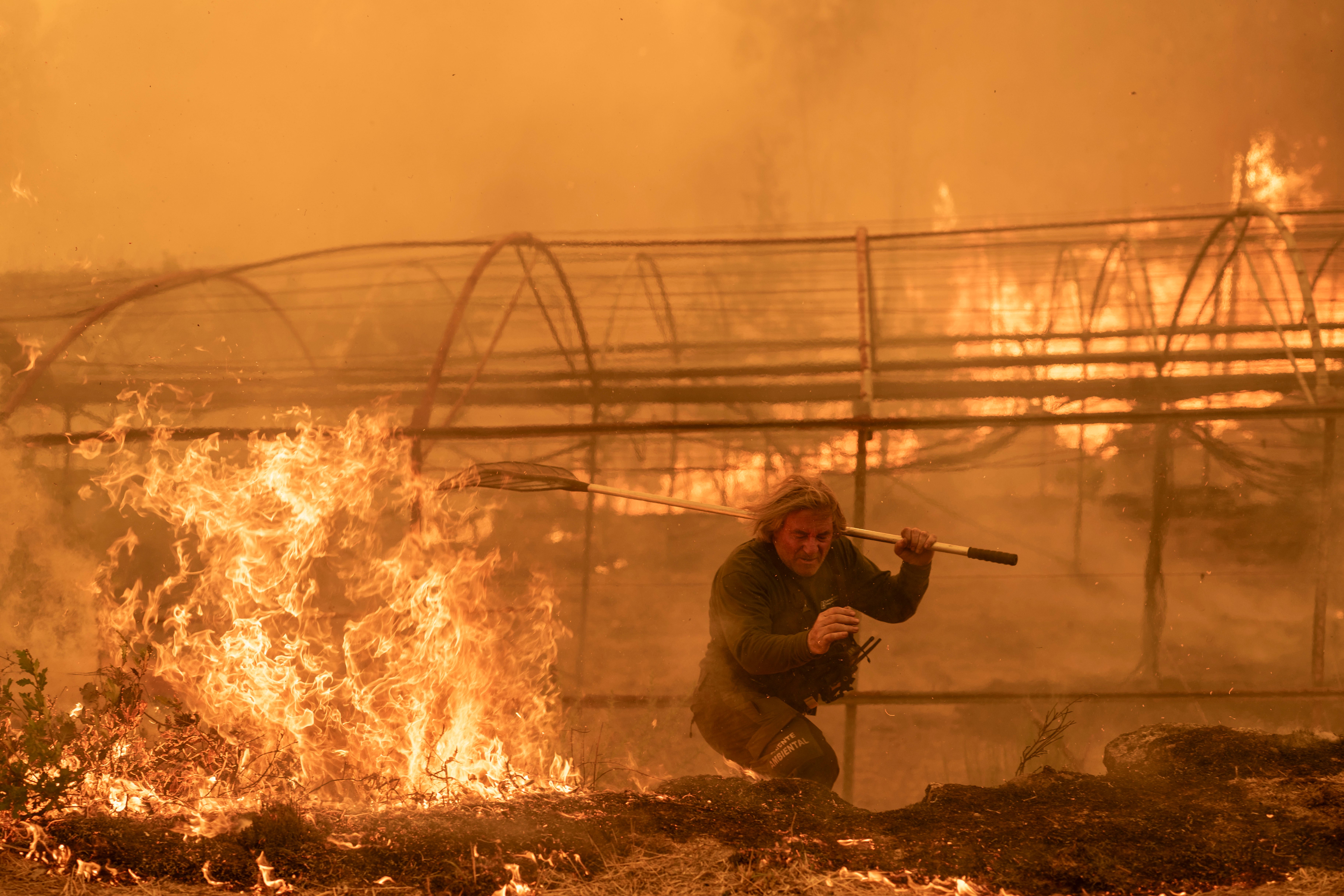 Un guarda forestal trabaja en labores de extinción del incendio forestal de Carballeda de Avia (Ourense).