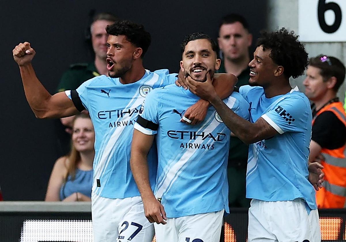 Rayan Cherki celebra con sus compañeros el tanto que marcó el francés en el triunfo del Manchester City ante el Wolverhampton.