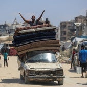 Un hombre huye del norte de Gaza sobre un vehículo cargado con sus enseres.