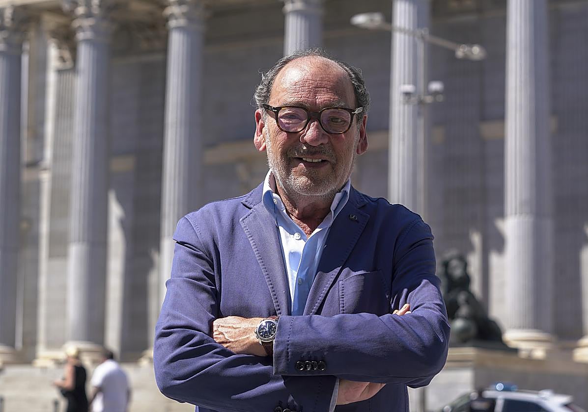 Jordi Casas posa ante el Congreso, donde fue diputado por CiU durante casi una década.