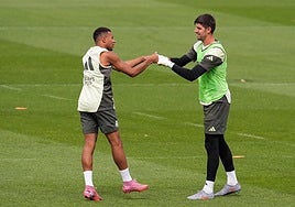 Mbappé y Courtois se felicitan mutuamente durante el último entrenamiento del Real Madrid antes del duelo con Osasuna.