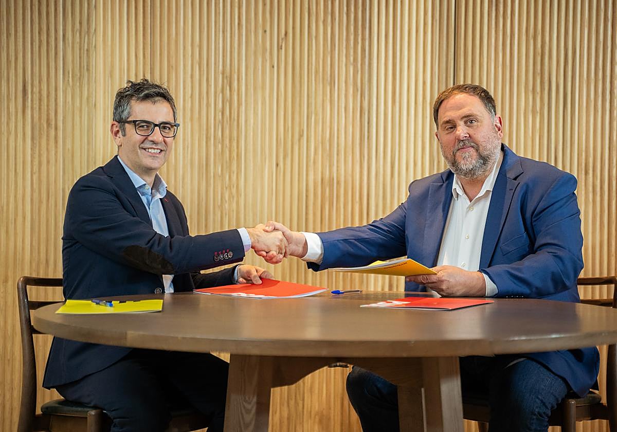 Imagen de archivo. El ministro del PSOE, Félix Bolaños y el presidente de ERC, Oriol Junqueras, en una reunión para sellar el apoyo a la investidura de Pedro Sánchez.