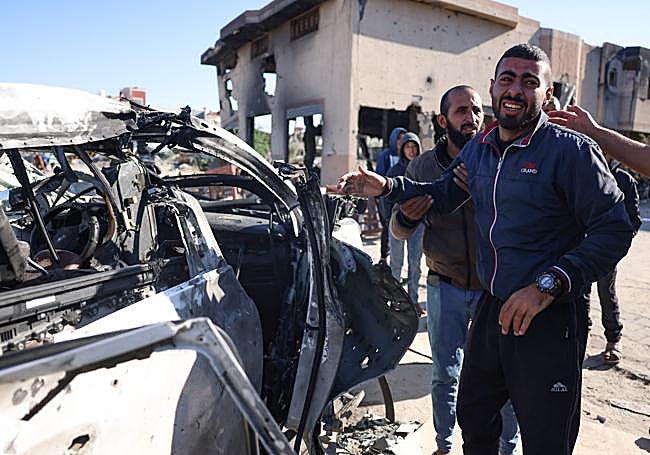 Imagen del coche en el que perdieron la vida tres cooperantes de WCK.