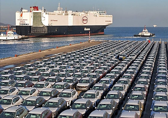 Modelos de BYD se disponen a embarcar en el Explorer.