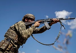 Un soldado ucraniano en maniobras de entrenamiento.