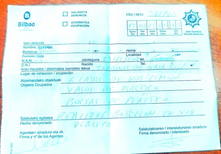 Multan con 400 euros a dos jóvenes que bebían latas de refresco en Bilbao
