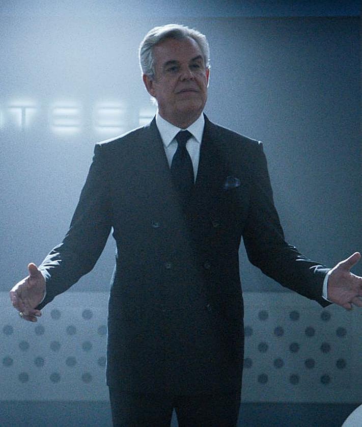 Imagen secundaria 2 - Liam Neeson, Paul Walter Hauser y Pamela Anderson, con el director, Akiva Schaffer; en la tercera imagen, Danny Huston como Richard Cane.