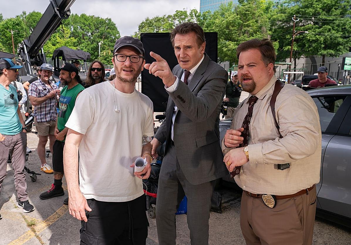 Imagen principal - Liam Neeson, Paul Walter Hauser y Pamela Anderson, con el director, Akiva Schaffer; en la tercera imagen, Danny Huston como Richard Cane.