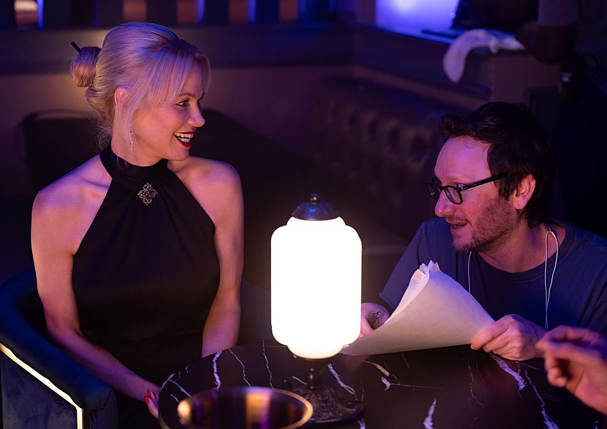 Imagen secundaria 1 - Liam Neeson, Paul Walter Hauser y Pamela Anderson, con el director, Akiva Schaffer; en la tercera imagen, Danny Huston como Richard Cane.