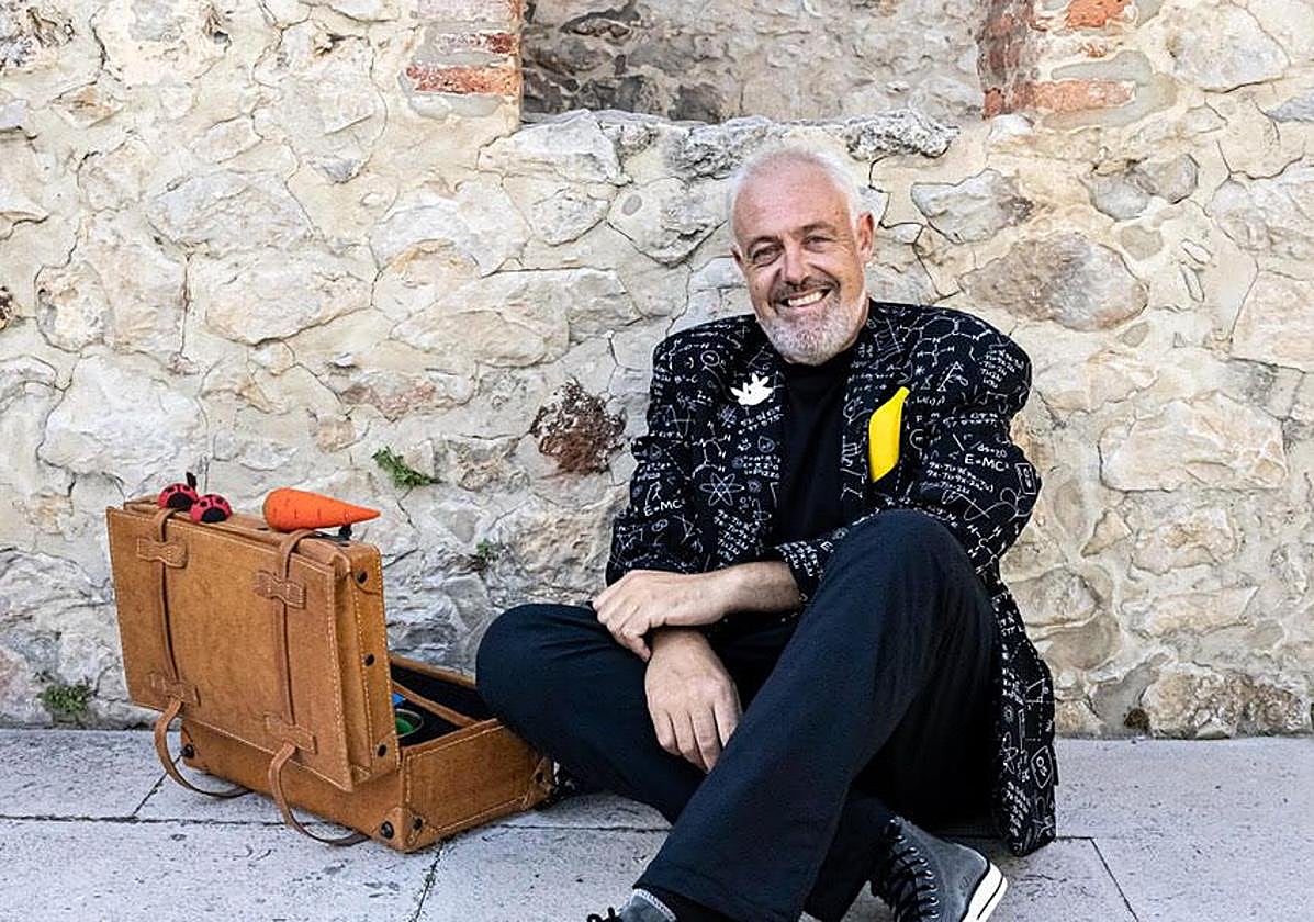 César Bueno, con su maletín lleno de trucos.