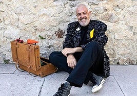 César Bueno, con su maletín lleno de trucos.