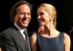 Los 35 años de amor de Julio Iglesias y Miranda: él, en Miami, y ella, de fiesta con Paloma Cuevas en Marbella