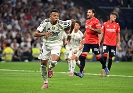 Kylian Mbappé celebra el gol que le dio el triunfo al Real Madrid ante Osasuna.