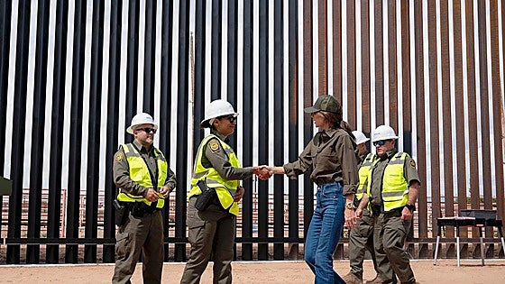 EE UU pinta de negro el muro con México para que se caliente y los inmigrantes no puedan escalarlo