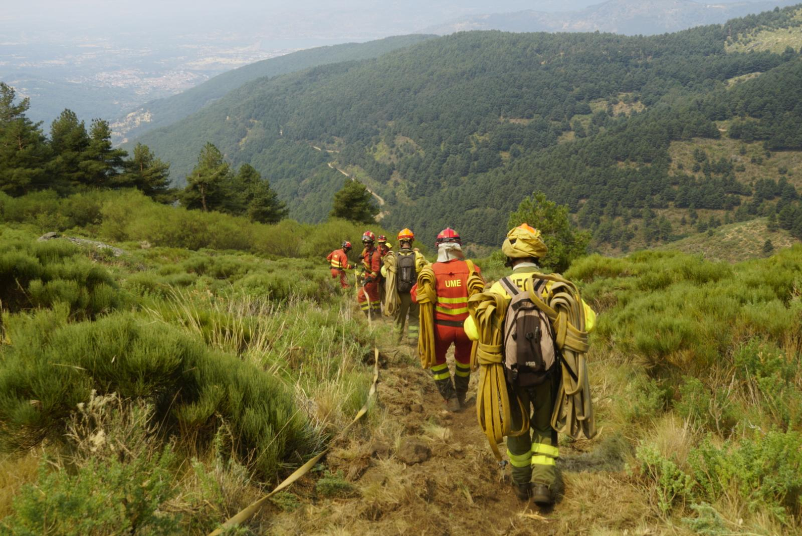 Bomberos en el incendio de Jarilla