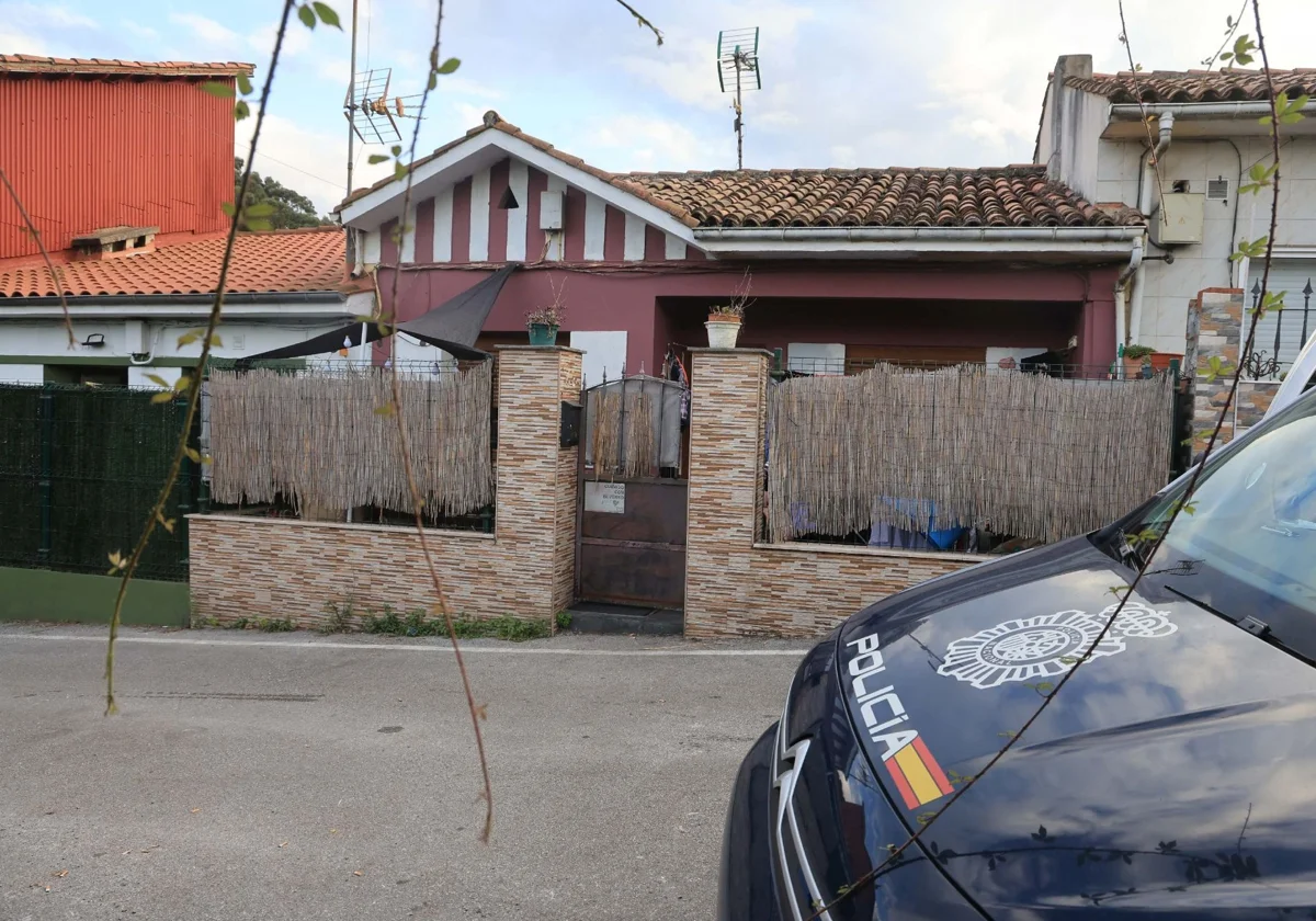 Durante la mañana, un vehículo custodió la vivienda donde se produjo el delito.