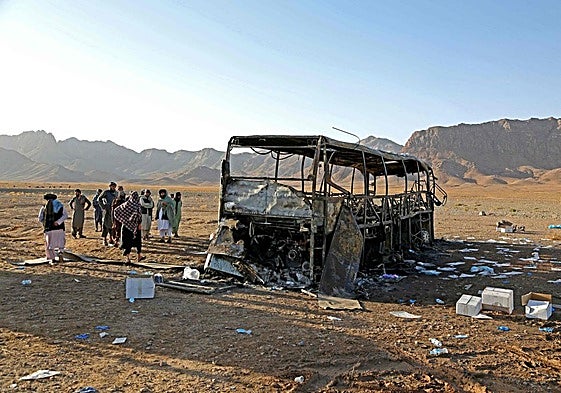 El autobús que transportaba a afganos expulsados de Irán quedó calcinado.