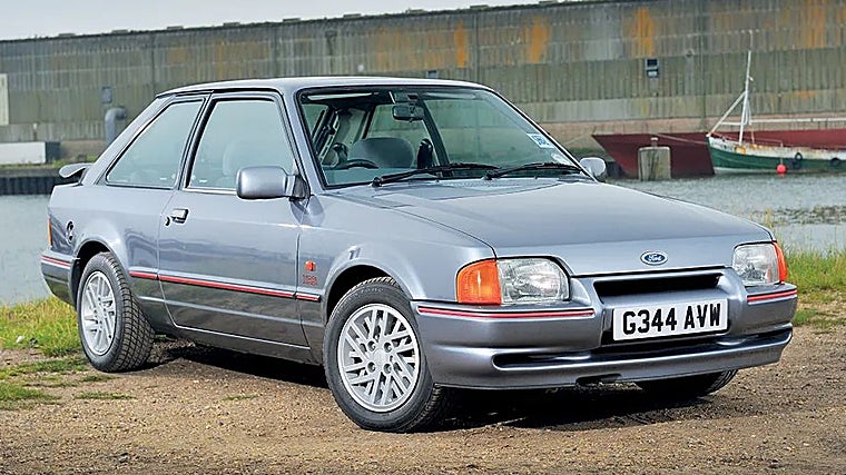 Un Escort de cuarta generación inglés de la década de los 80.