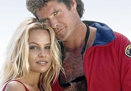 Icónicos. Pamela Anderson y David Hasselhoff en una imagen promocional.