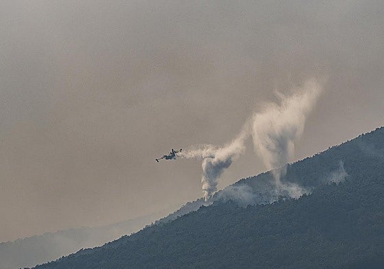 Un hidroavión colabora en las labores de extinción del fuego, a 20 de agosto de 2025