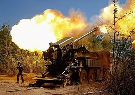 Soldados ucranianos disparan una pieza de artillería.