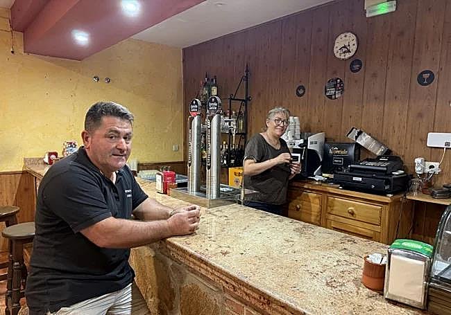 El alcalde de Jarilla, Ángel Peña, con Marta Sanmartín, la nueva hostelera que ha llegado al pueblo unos días antes del incendio.