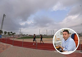 El polideportivo de Las Torres de Cotillas. En detalle, el alcalde Pedro José Noguera