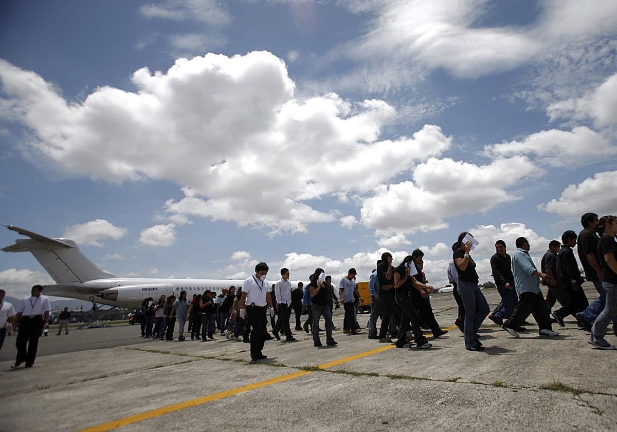 Deportados guatemaltecos vuelven a su país desde EE UU.