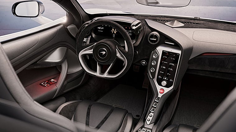 El interior del 750S es sobrio y está orientado al conductor.