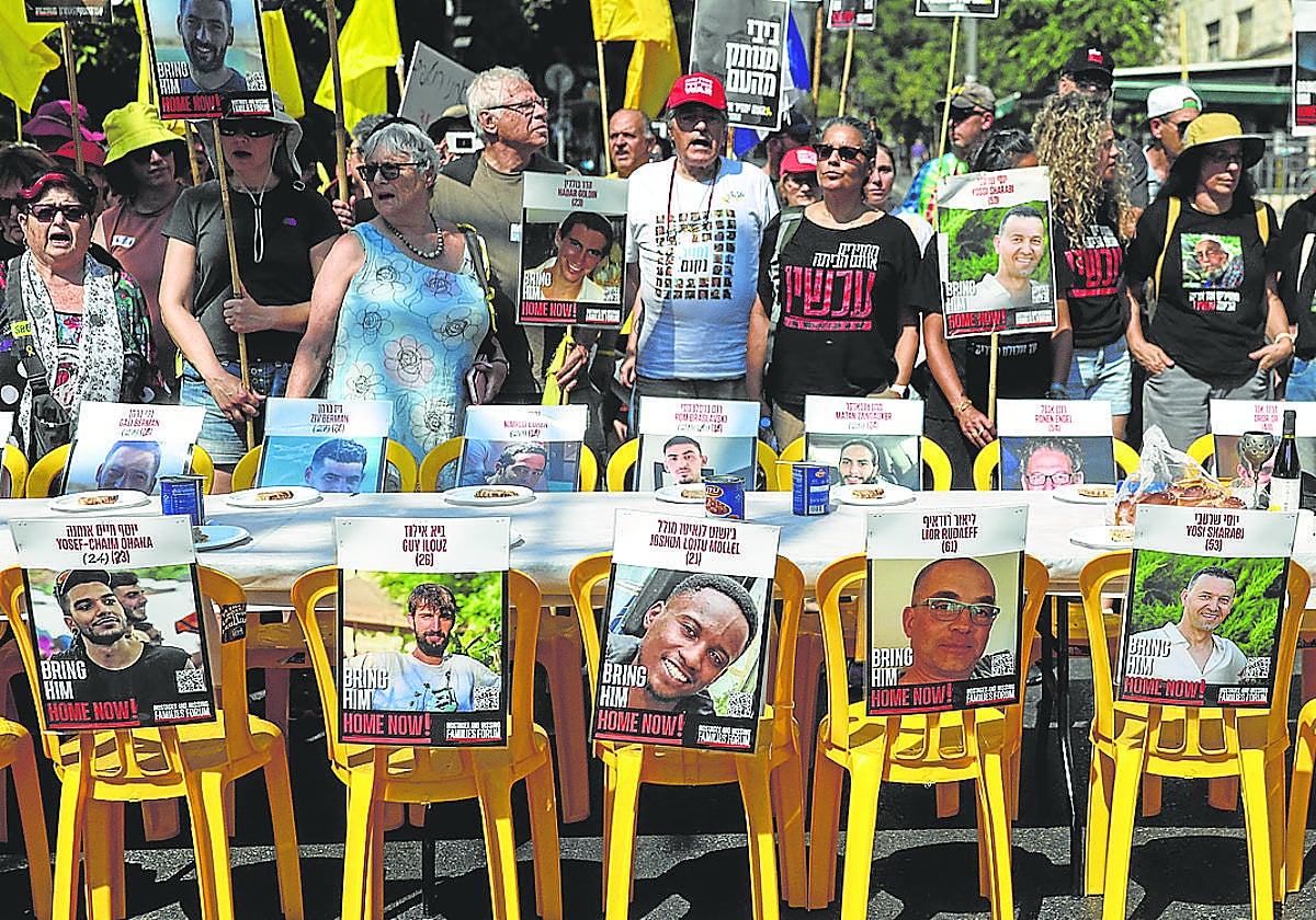 Familiares de los rehenes se manifiestan frente a la residencia de Netanyahu.