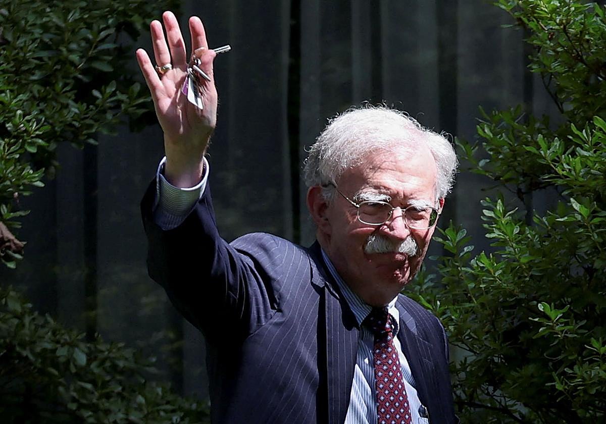 John Bolton llega a su residencia durante el registro.