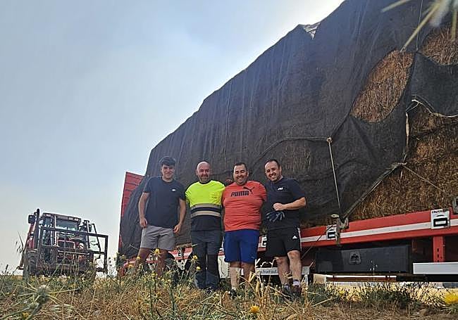 Raúl Benéitez y sus amigos tras cargar un camión de paja.