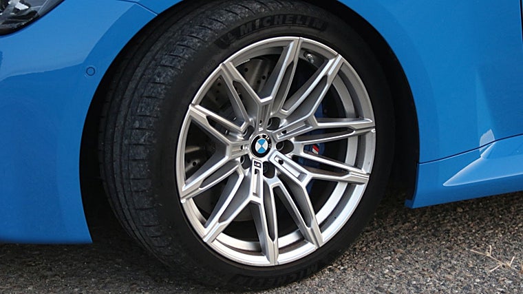 Tras las llantas los fantásticos discos de freno, de 380 mm delante y 370 mm detrás.