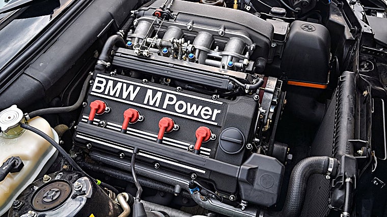 Para el motor se optó por un bloque de hierro de cuatro cilindros, con la culata, acortada, del M1 de seis cilindros