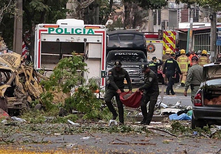 Policías colombianos retiran el cuerpo de una de las víctimas mortales.