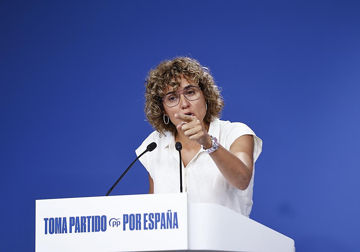 La secretaria general del Partido Popular Europeo, Dolors Montserrat, da una rueda de prensa este viernes en la sede del PP en Madrid.