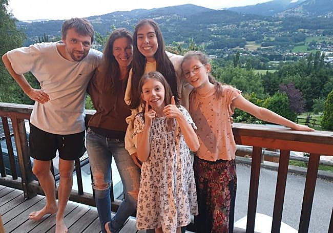 Cecile, con su marido, sus dos hijas y su niñera, que viaja con ellos, en su casa a tiro de piedra del Mont Blanc.