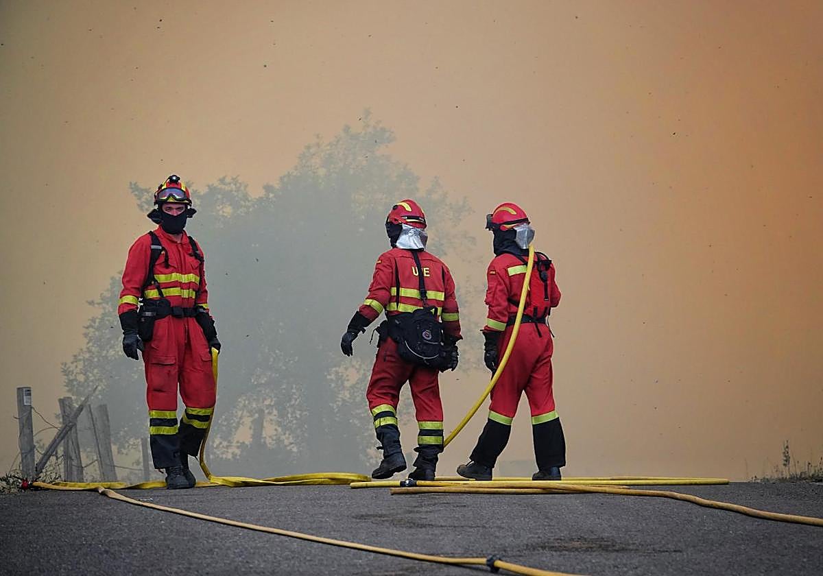 Varios servicios de emergencia tratan de apagar el fuego en Anllarinos del Sil, León.