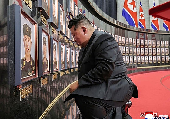 Kim Jong-un, líder norcoreano, homenajea a los soldados que combatieron en la guerra de Ucrania.